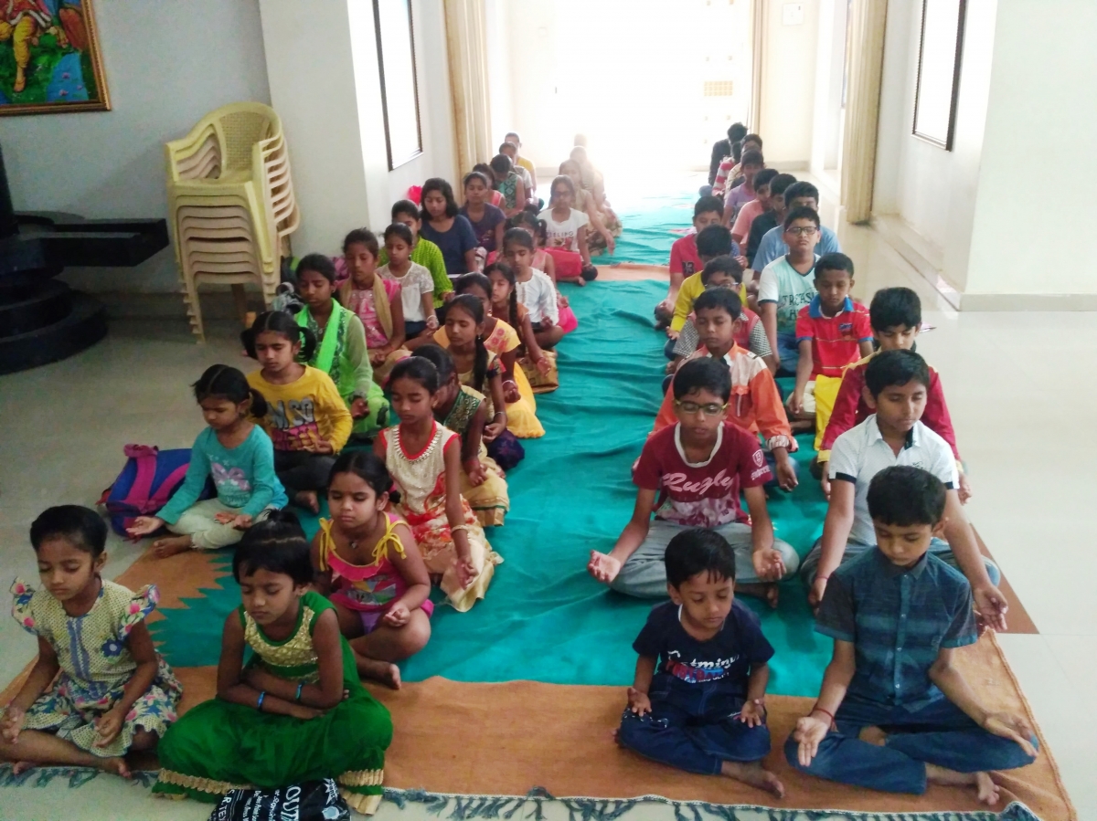 Children-Meditation-in-Summer-Camp       